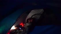 Seks berkemah di tempat umum di tenda