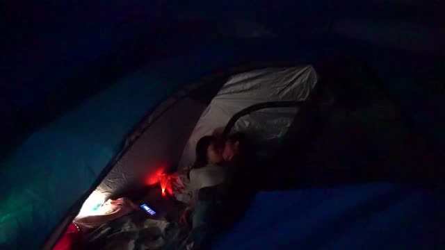 Seks berkemah di tempat umum di tenda