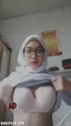 Bokep Indo SMA Hijab Kacamata Sange - BOKEPSIN