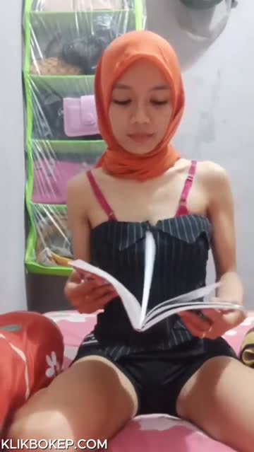 Bokep Indo Skandal Ngewe Putri Ibu Guru Berkerudung Cantik.mp4