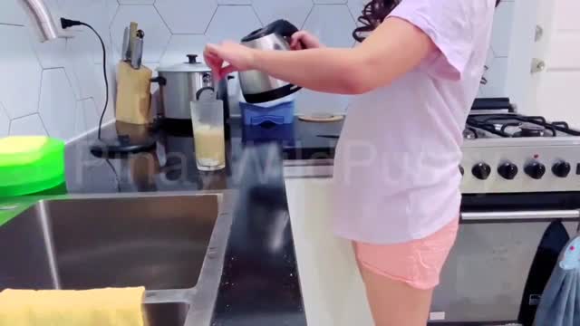 Ajak Adek main di dapur