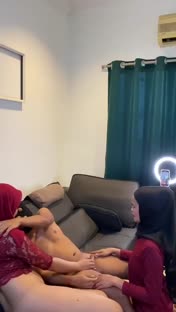 Hijab Merah Ngentod Bertiga - Join Tele @lupabelum (2).MP4