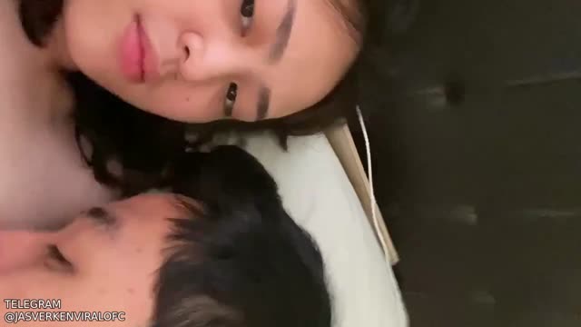 Nenen lanjut dicolmekin pacar - Telegram @jasverkenviralofc - Bokep Indo Viral.mp4