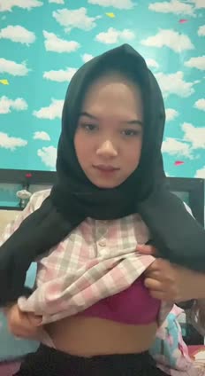 Putri Andani Cewek Jilbab Lepas Kemeja Omek Ngangkang Ahh.mp4