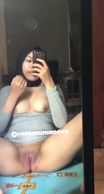 sma hijab colmek depan kaca.mp4