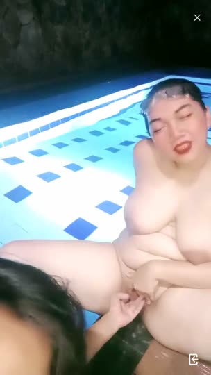 queenmiljy ewe d kolam renang.mp4
