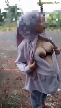 Hijab T0brvt eksib di pinggir jalan 