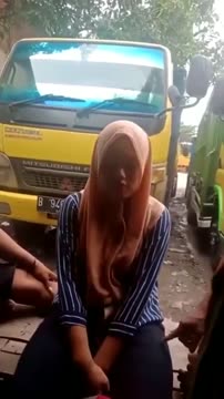 Jilbab_di_grepe_sama_supir_truck.mp4