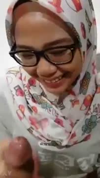 Crott Peju di Muka Cewek Jilbab Kaca Mata.mp4