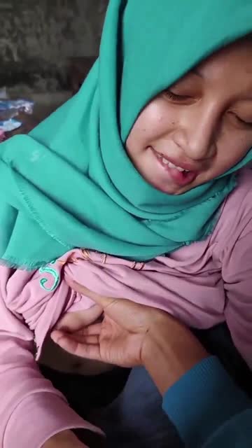Jilbab Di Grepe Diruang Tamu 2