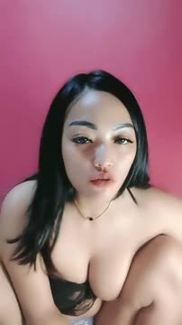Amelia  Duduk mekokok. Jembelnya glambir sayangg