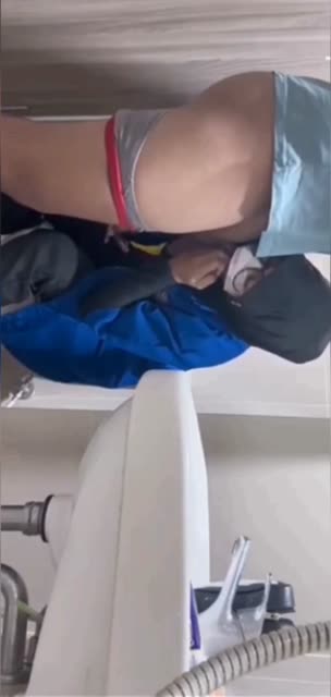 Ngajak Karyawan Indomaret Main Di Kamar Mandi.mp4