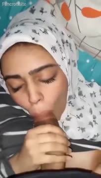 Gadis_Hijab_Cantik_Sepong_Kontol_Gede_.mp4