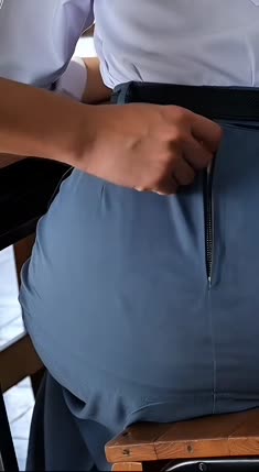 Rekamin temen buka rok pacar nya di kelas, mulus banget.mp4