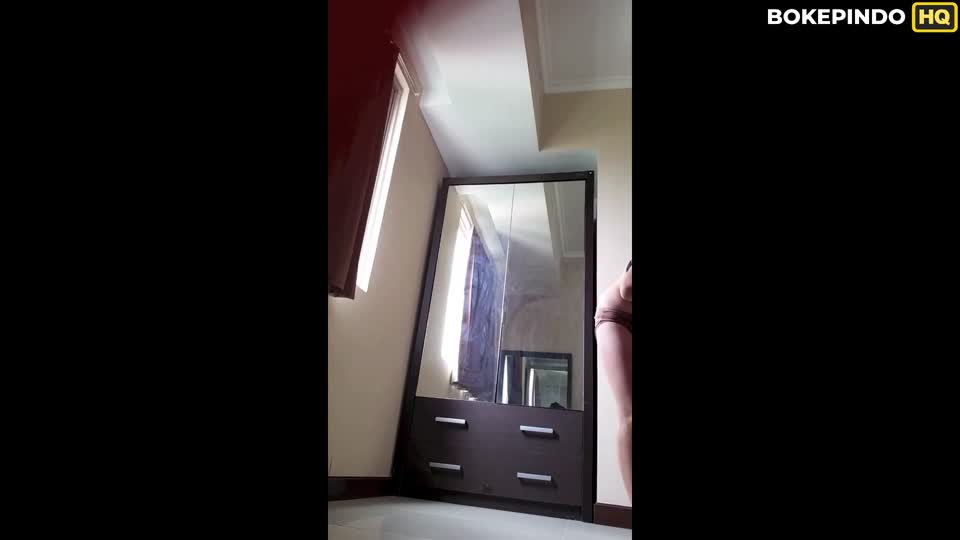 ngintip_angelina_ganti_baju_sebelum_photoshoot_-_Lulustream.mp4_-_LuluStream.mp4