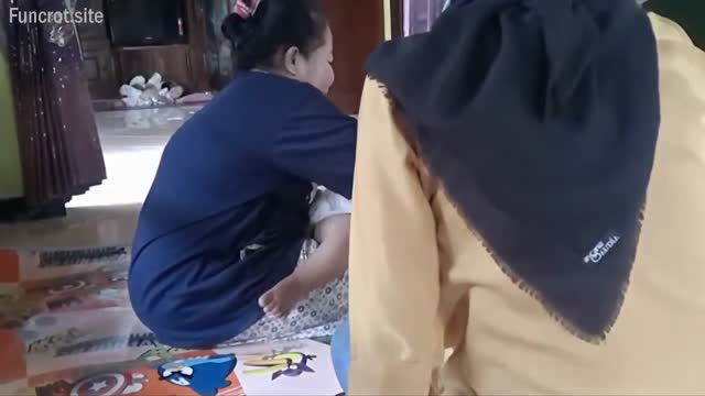 Mama Muda Cantik Nyusuin Anak Yang Lagi Di Pijat.mp4