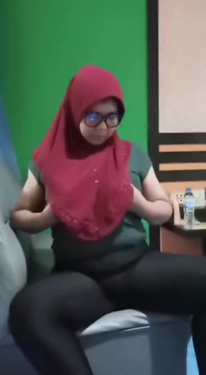 Ibu gila brondong - Tele@hematkawan10.mp4