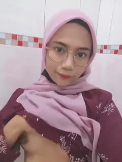 jilbab pink bugil depan kamera.mp4