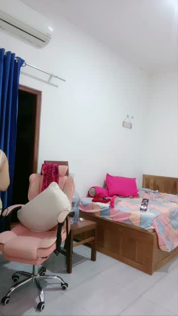 Bentar yahh bund beberes kamar dulu. Kamu tungguin situ aja apa mau bantuin sinih biar cepet 